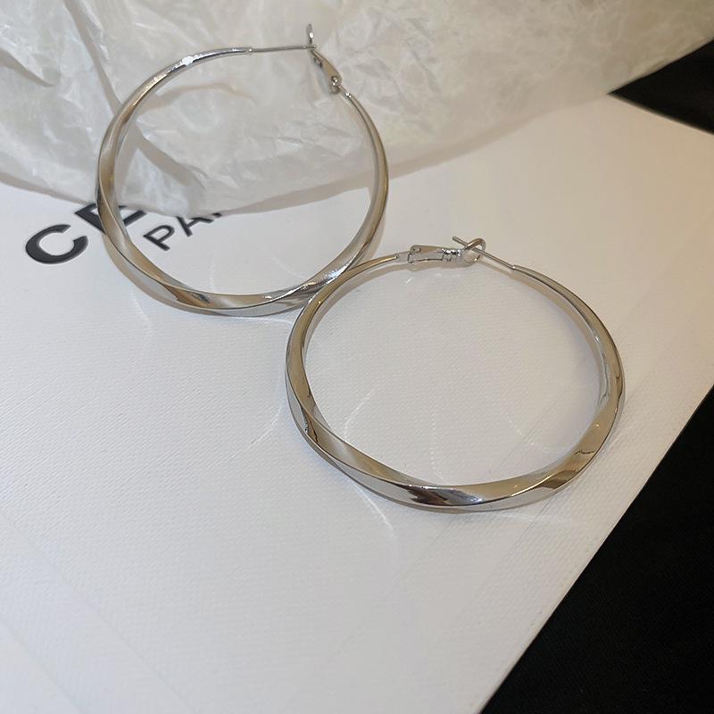 Stylish Irregular Three-Layer C-Shaped Earrings: European & American Metal Fashion Studs with a Luxurious High-End Appeal