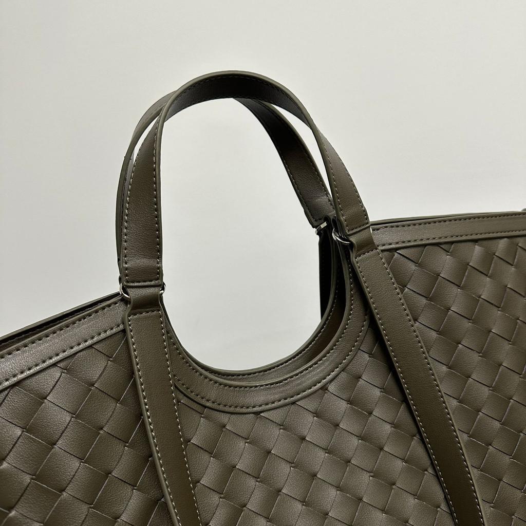 Niche design commuter texture versatile retro woven tote bag large capacity premium portable shoulder armpit bag