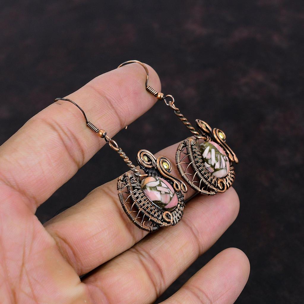 Boucles d'oreilles en cuivre et opale rose Boucles d'oreilles enveloppées de fil de cuivre Bijoux en opale rose faits à la main Boucles d'oreilles en pierres précieuses véritables Bijoux en cuivre uniques Cadeau pour maman