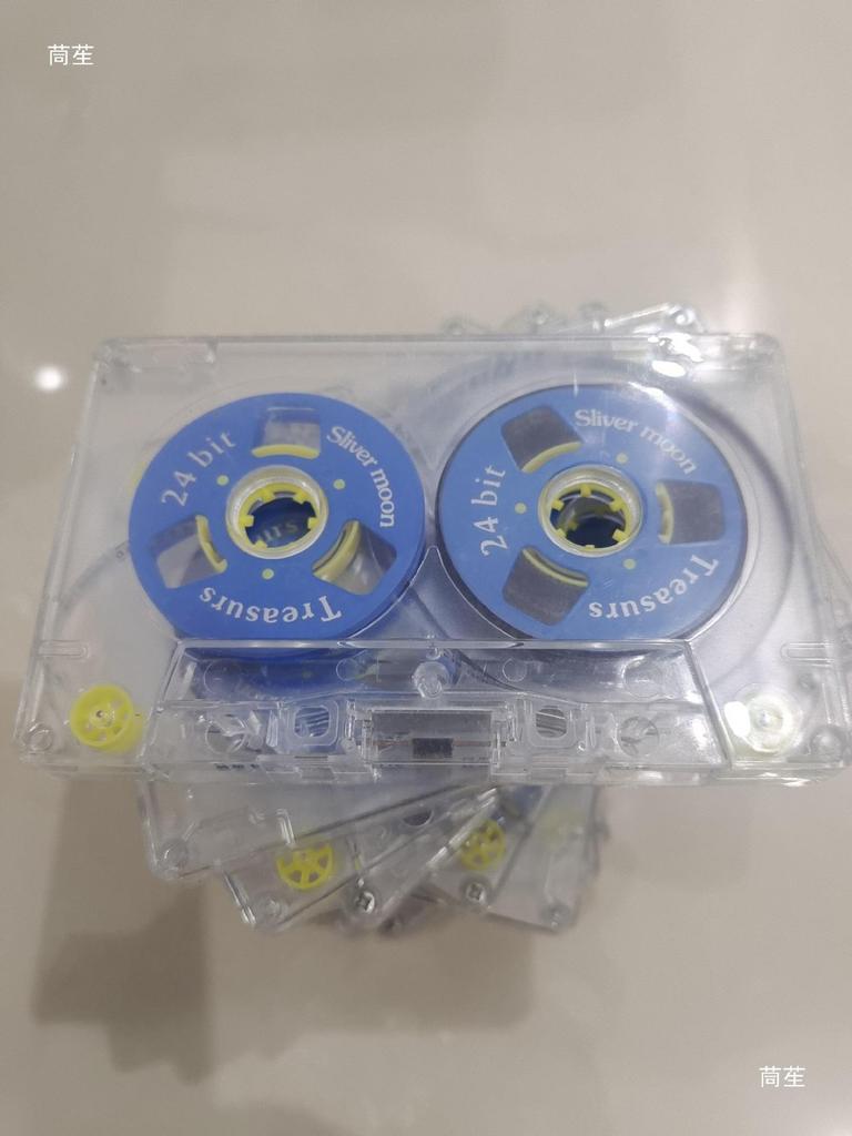 Casetofon Compact cu Roți Mari și Carcasă Transparentă