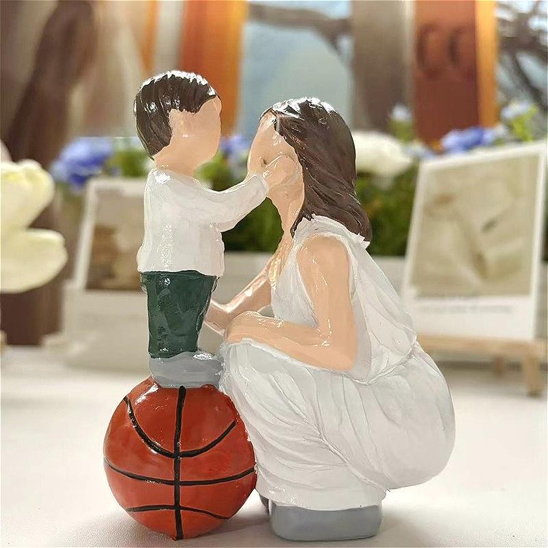 

Фигурки отца, дочери и кошки-мамы, сына, играющих в баскетбол; Набор семейных статуэток из смолы; Трогательный рождественский подарок для семьи и друзей