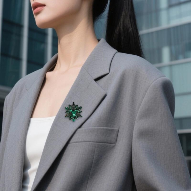 Crystals Flower Brooch For Women Elegant Party Wedding Accessories Portable Alloy Jewelry With Secure Clasp