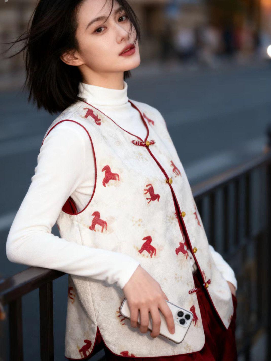 2026 Early Spring Hot Item: Exquisite Retro Silk Jacquard Double-Sided Vest - Age-Reducing Sleeveless Top in New Chinese Style. M - for 90-105 jin