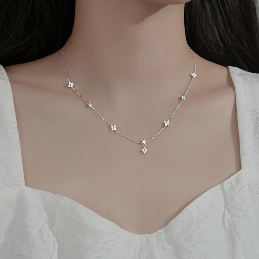 Sparkling Necklace Fashion Four Leaf Clover Pendant Necklace Neck Jewelry Perfect for Youthful Couple or Close Friend