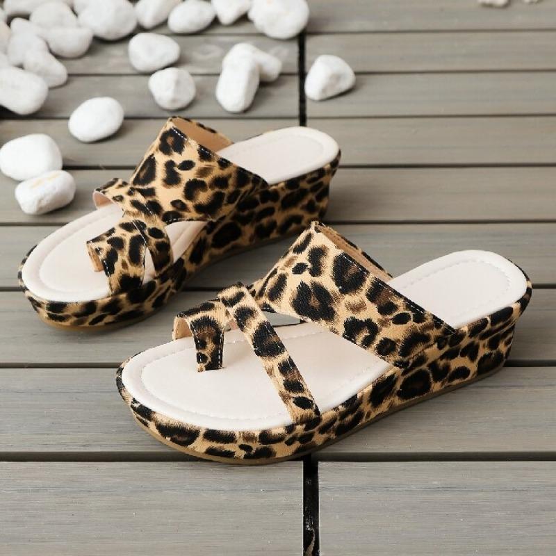 

Мода 2025 Новые женские шлепанцы с открытым носком больших размеров Летние леопардовые сандалии-платформы через палец Уличные горячие продажи Повседневные домашние шлепанцы 43 цветной печати леопарда