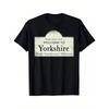 Herren-T-Shirt mit der Flagge der Yorkshire Rose – Ein einladendes Emblem aus Nordengland mit der Yorkshire Rose und Grußtext – Hergestellt aus weichem,