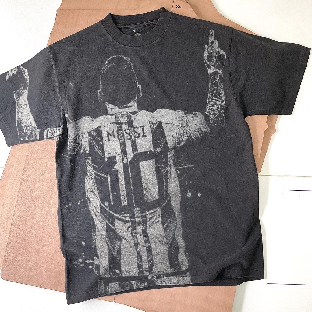 Χειροποίητο Λευκασμένο T-Shirt Μέσι: Ξεθωριασμένο Μαύρο Βαμβακερό Μπλουζάκι Ποδοσφαίρου