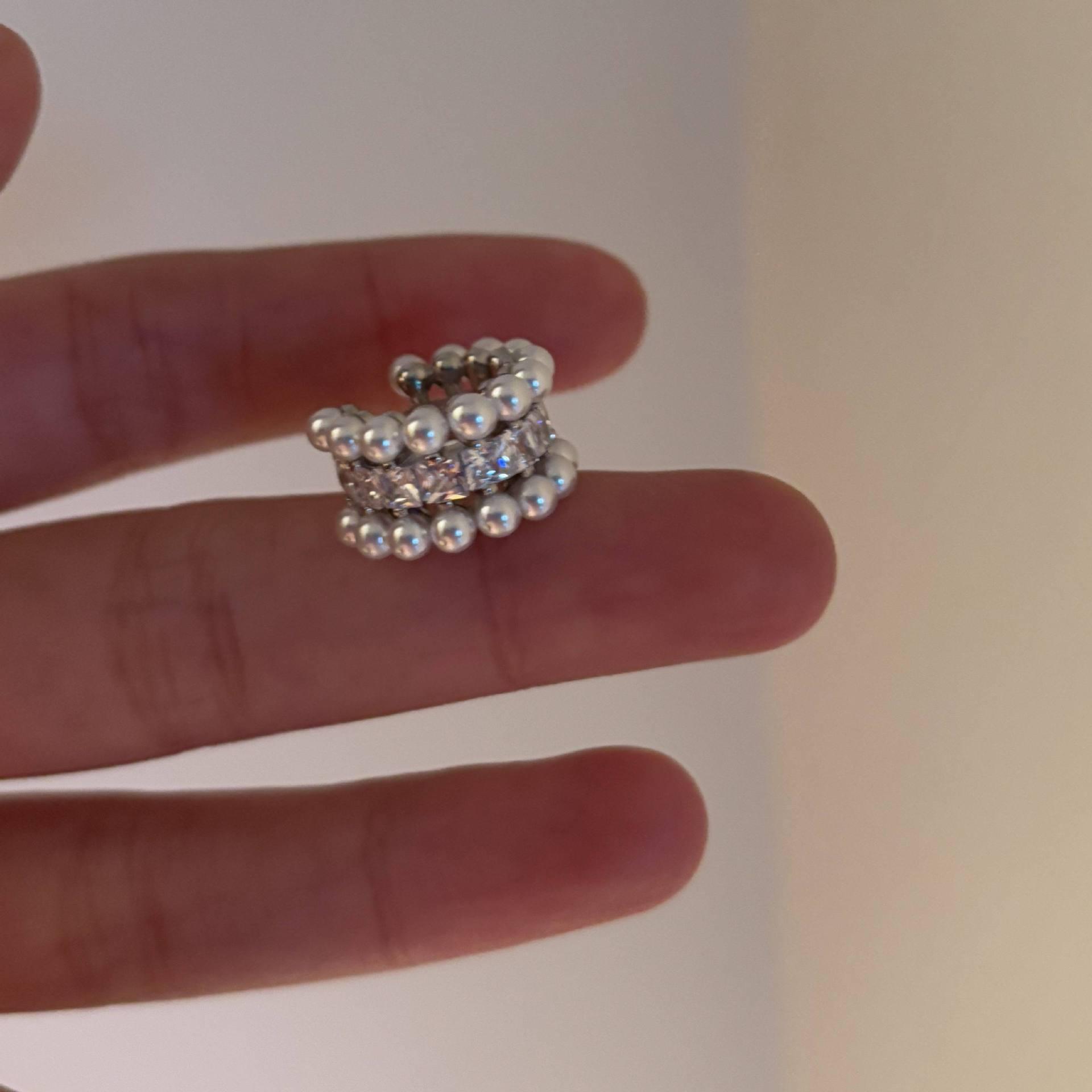 French Retro Pearl Zirconia Ear Clip for Women - No Piercings Needed, High-End Fashionable Ear Cartilage Accessory.