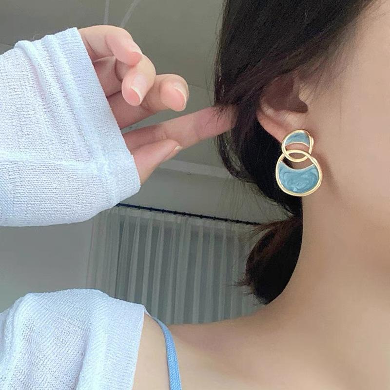 Zu sehen sind die eleganten Ohrringe Ocean Ble für Sommerluxus und Jugend