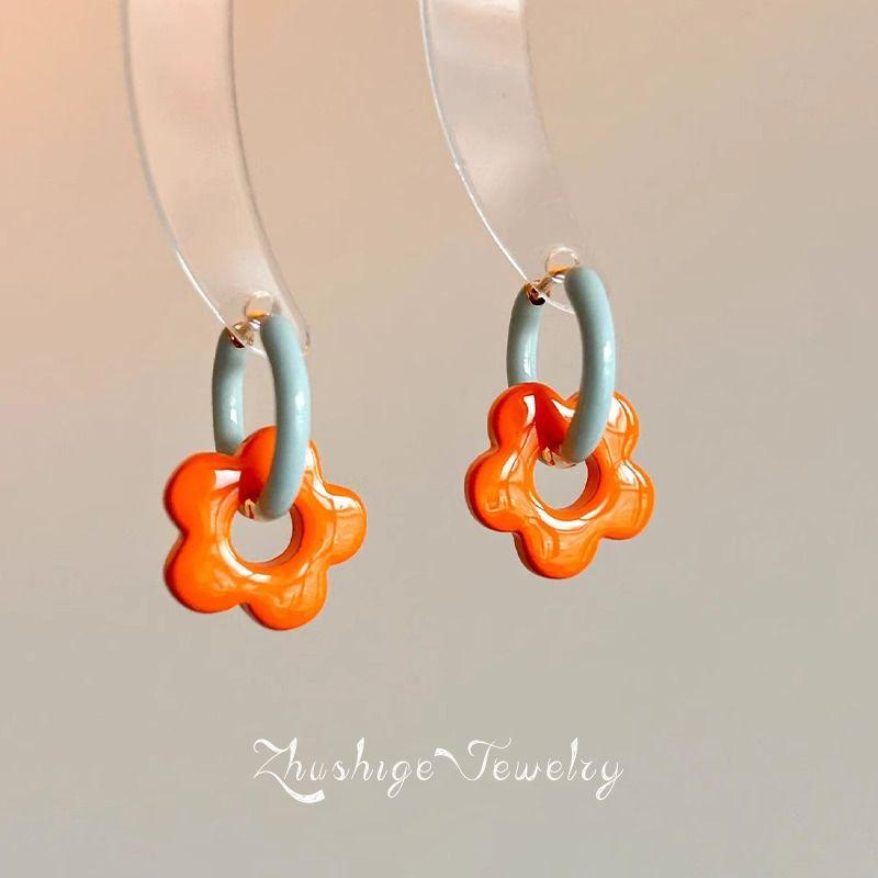

S925 Sterling Silver Dopamine Color Flower Stud Earrings for Women Accessible Luxury Minority Design Earrings Cute Sweet Delicate Earrings Pair of orange flower earrings