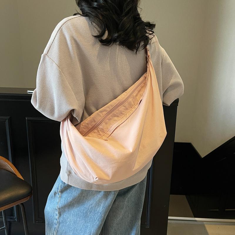 Simple shoulder dumpling bag women's summer lightweight college student messenger bag commuter handbag travel bag