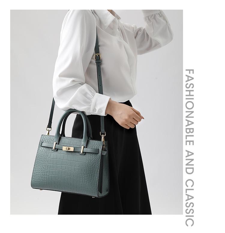 Rote Handtasche für Bräute und Mütter - Elegantes Hochzeitsgeschenk