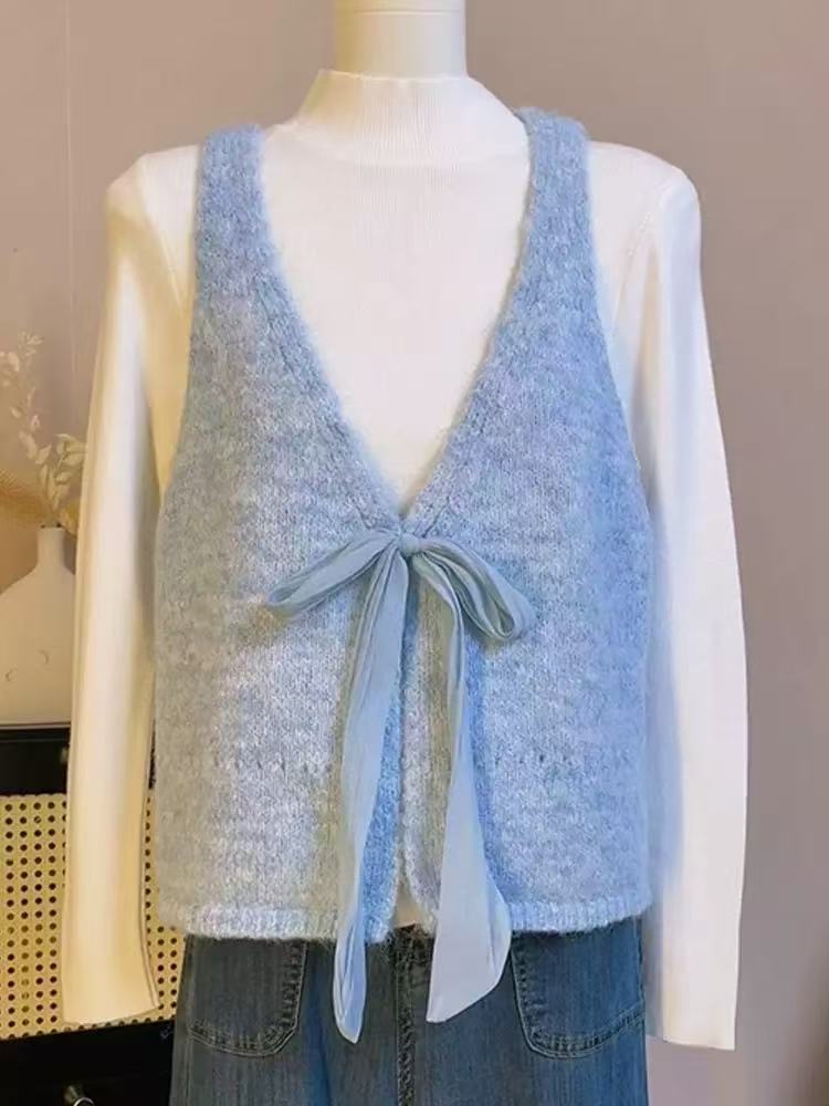 The new models in early spring are worn on the front and back, with straps, bows decorated with v-necks, sleeveless stacked, and knitted sweaters with