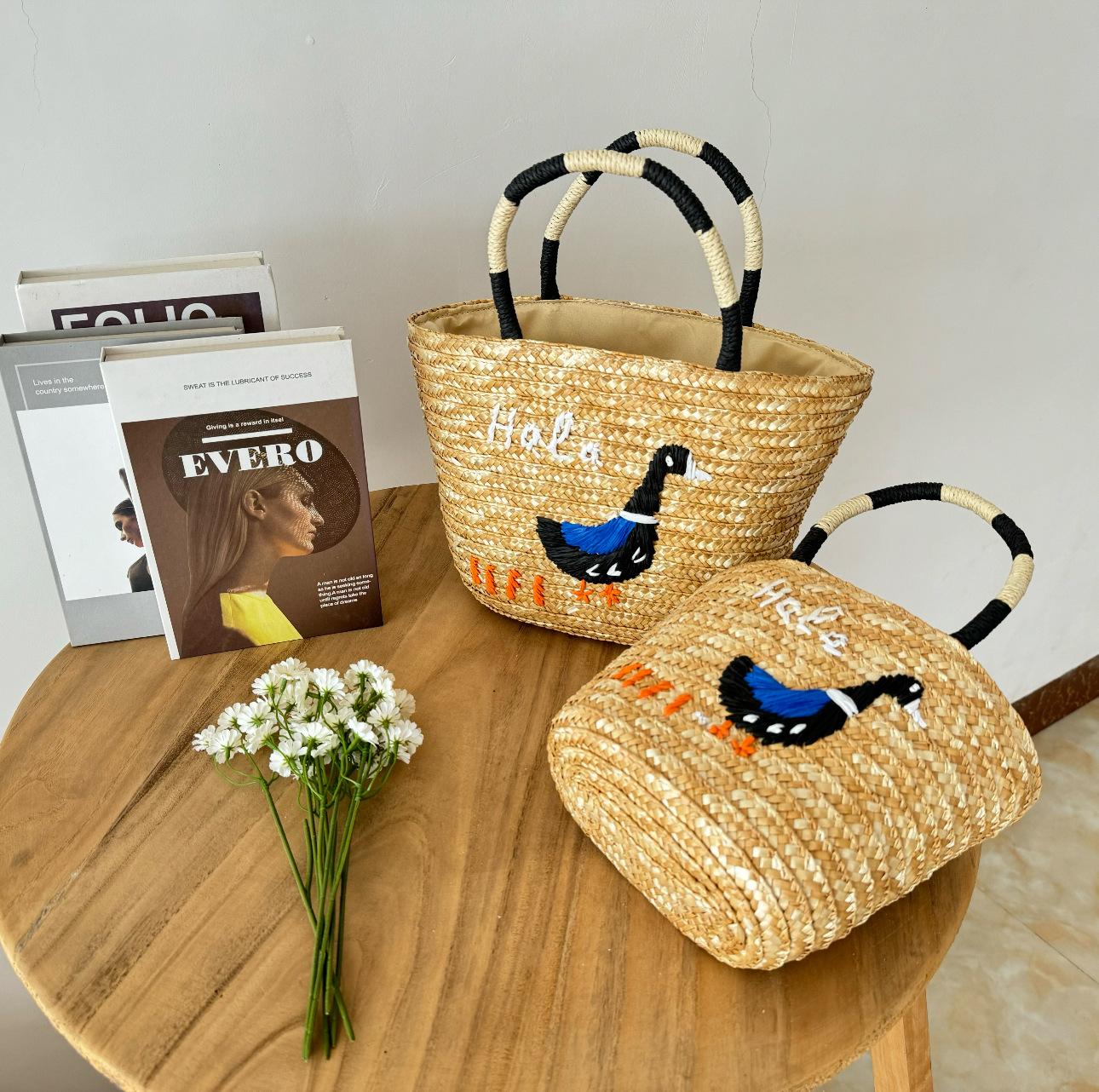 

New straw bag color matching embroidery cute duck beach bag large capacity hand-woven beach vacation travel bag 18 * 11 * 19, mouth 27