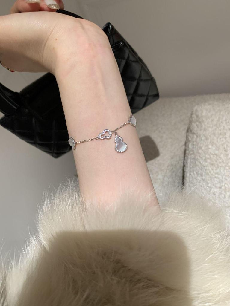 White Moonlight Mother-of-Pearl & Red Agate Gourd Bracelet 2026