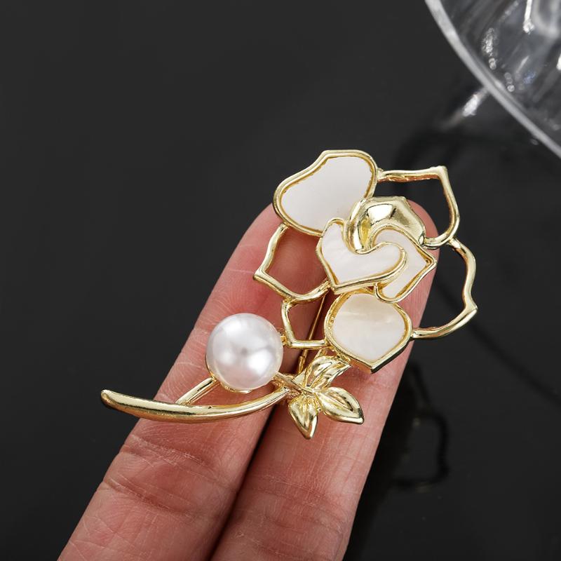 Fashion Pearl Camellia Flower Brooch For Women Girls Elegant Versatile Corsage Coat Dress Lapel Pins Clothing Accessories Gifts