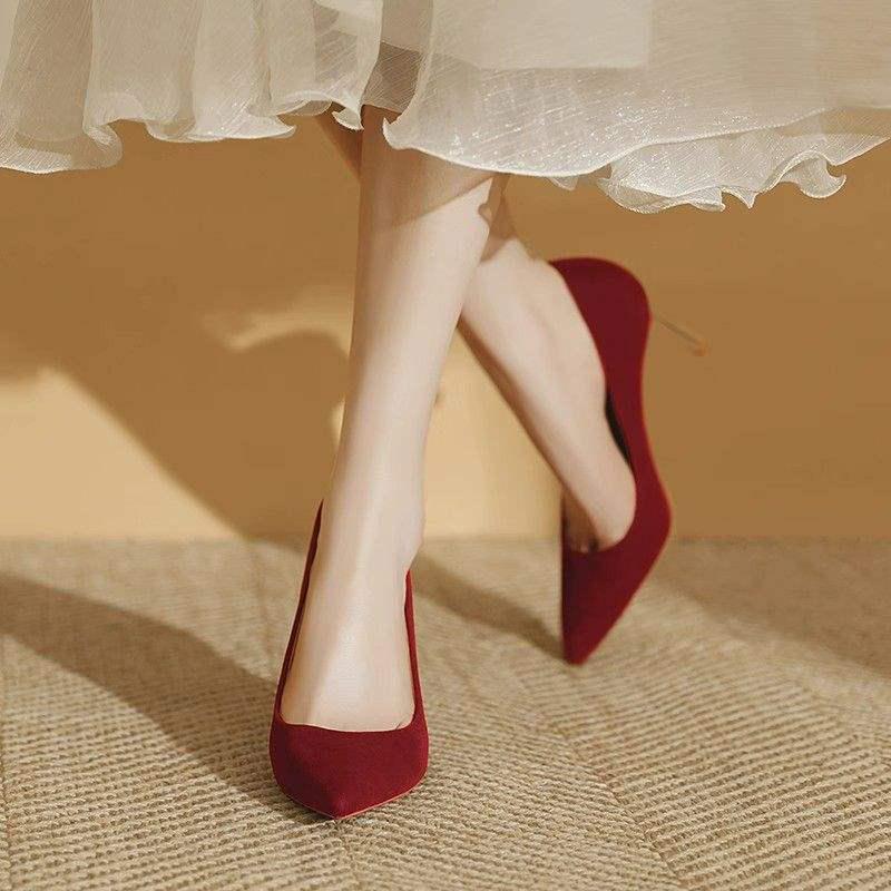 2025 Rote Hochzeitsschuhe im chinesischen Stil: Bequeme Wildleder-High Heels für Bräute