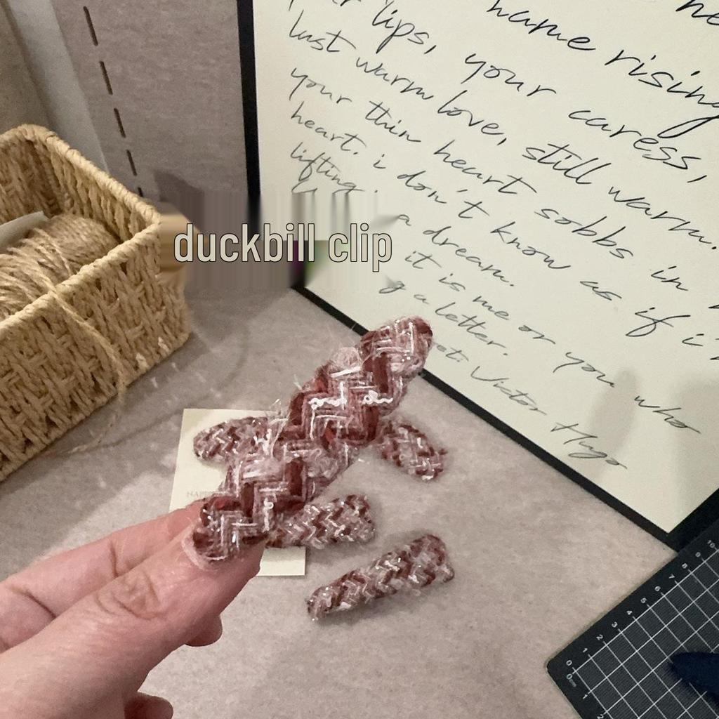 High-End Woolen Side Clip: Fashionable Autumn/Winter Hair Accessory for Girls