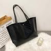 2024 Women's Large Capacity Crocodile Pattern Tote - Niche Fashion, Simple Commuter and Shopping Bag