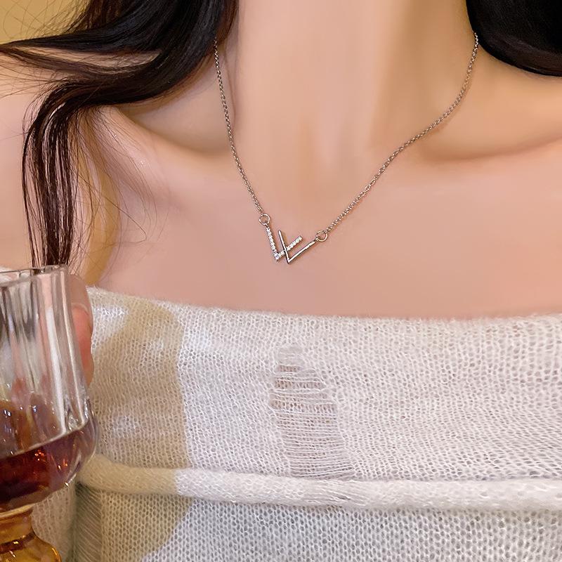 

High-Grade Titanium Steel Pearl Necklace - Niche Design, Fashionable, All-Match Clavicle Chain for Women