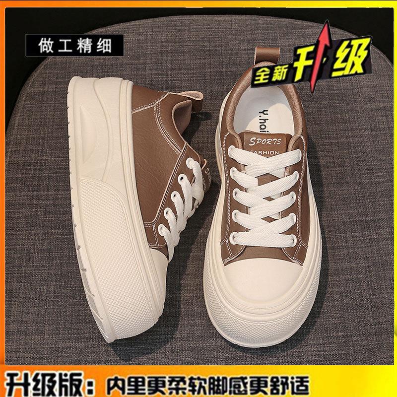 La première couche de chaussures décontractées à semelles épaisses rehaussantes en cuir de vache, chaussures en velours pour femmes automne et hiver 2025, nouvelles chaussures muffin polyvalentes