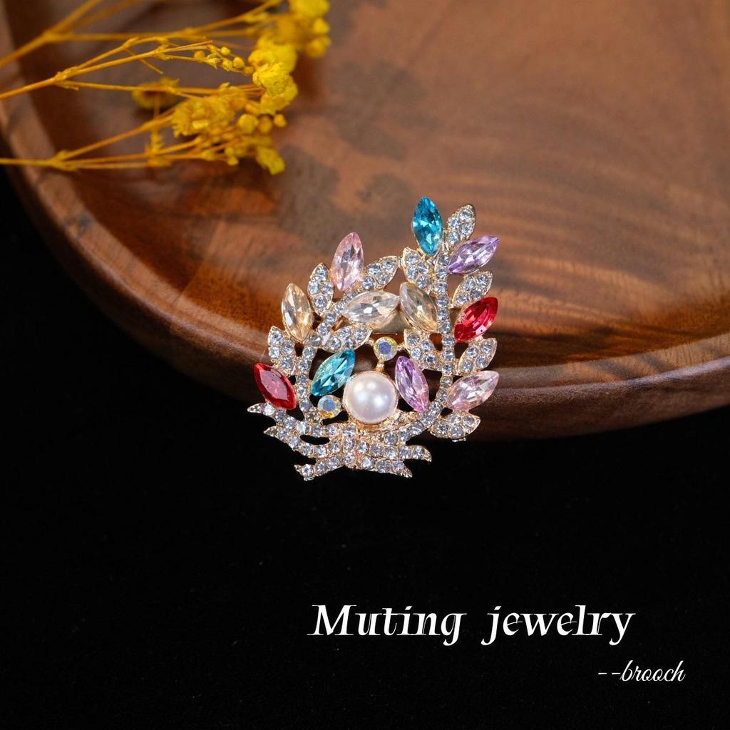Elegant Rhinestone Crystal Corsage Brooch - High-End Anti-Exposure Alloy Pin