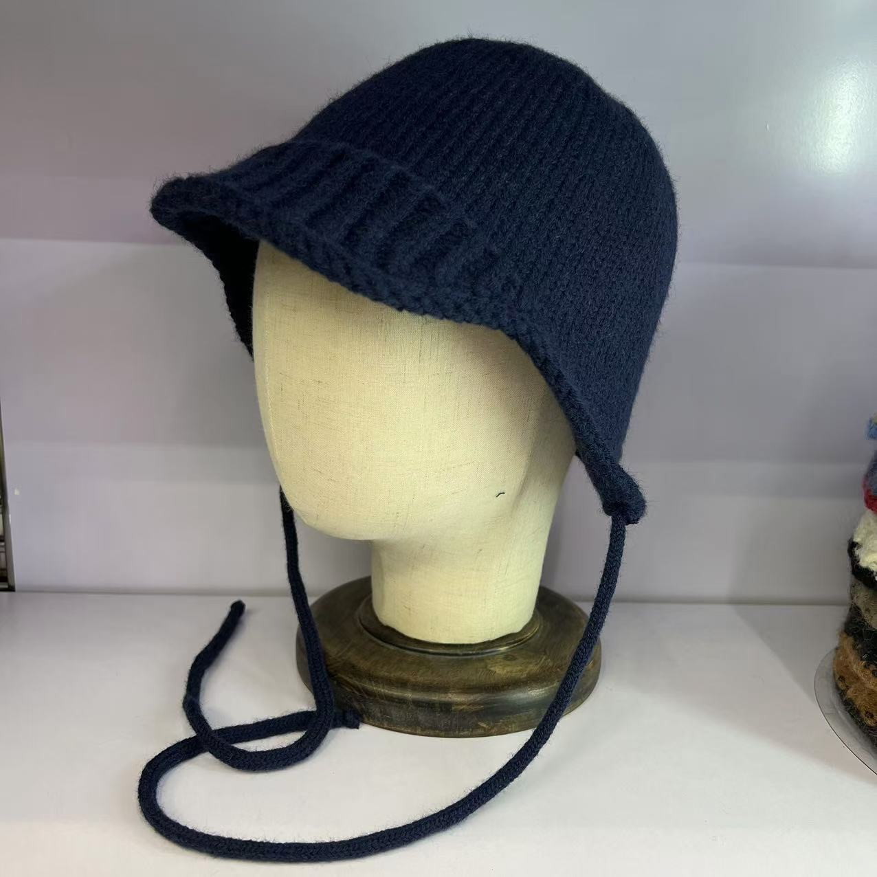 

Осенне-зимняя теплая шерстяная шапка женская с защитой ушей вязаная шапка-пуловер завязки модная и милая шапка-пуловер можно свернуть M（56-58cm） темно-синий