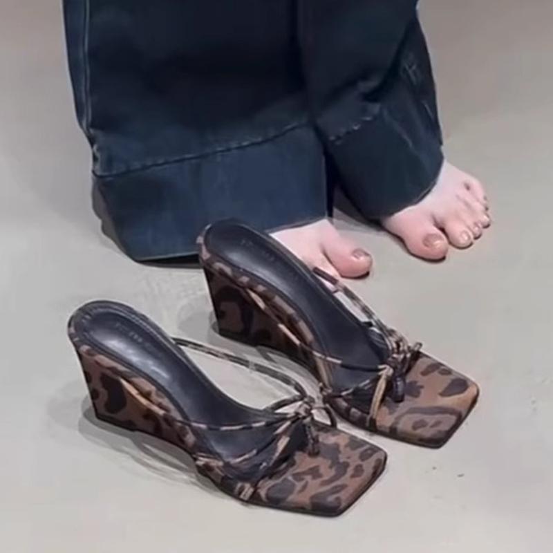 

Леопардовые женские шлепанцы на танкетке с перемычкой для пальца, летние босоножки на высоком каблуке, женские 2025, элегантные, для платья, новые zapatos de mujer 42 леопардовый