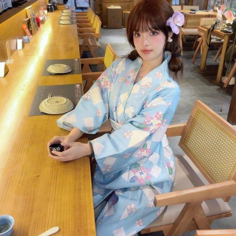 Dámské japonské kimono a yukata šaty pro formální fotografování