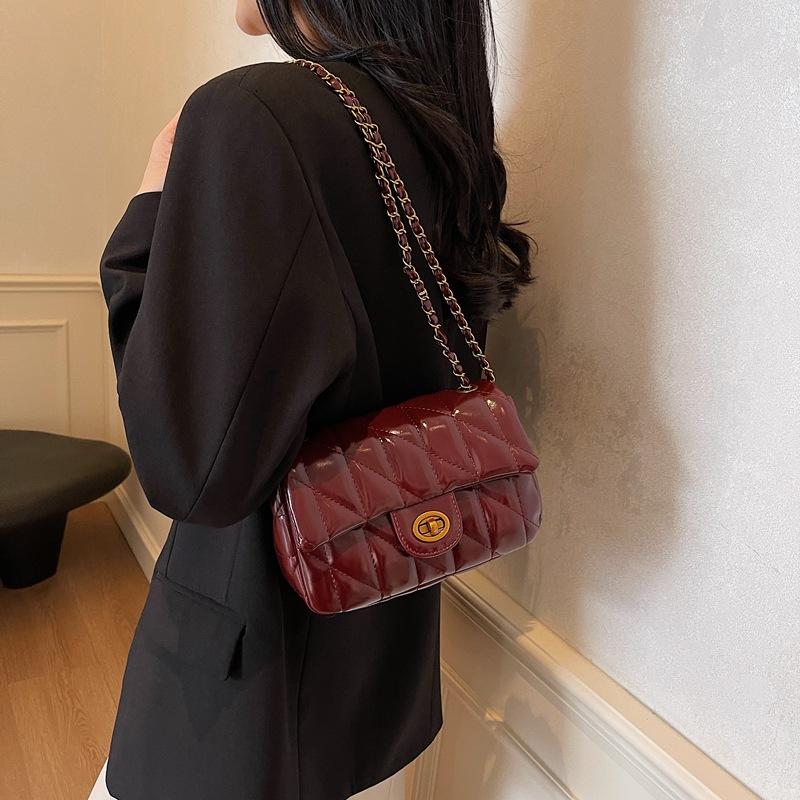 

Маленькая квадратная сумка женская 2025 новая красная цепочка на плечо сумка-мессенджер модный тренд маленькая квадратная сумка 20*10*12