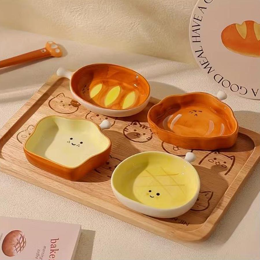 Cute bread-shaped ceramic sauce dish, cartoon smiley face condiment dish, creative kitchen dipping dish and snack dish tableware set.