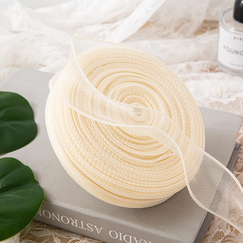 

Лента из органзы «рыбий хвост» с цветочным декором из шифонового атласа