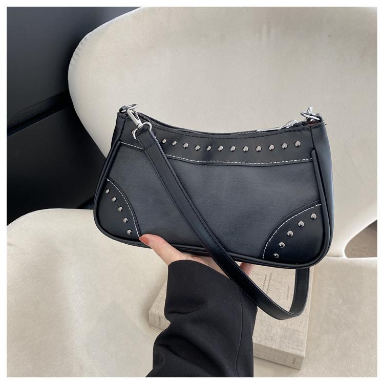 

Заклепки ретро повседневная матовая текстура 2024 новый иностранный стиль цветовое соответствие мода полумесяц сумка подмышки сумка женская чёрный