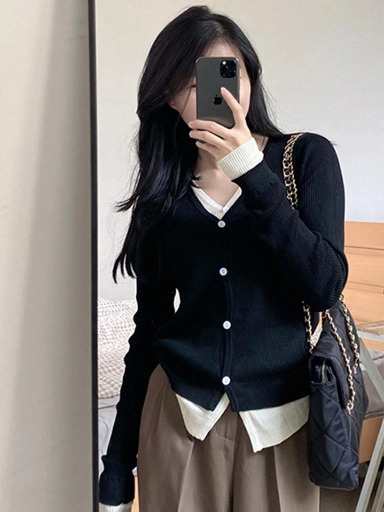 

Контрастный цвет V-образный вырез фальшивый двухкомпонентный вязаный кардиган для женской весны и осени новое ощущение дизайна повседневный внутренний свитер кардиган для женщин one size fits all чёрный