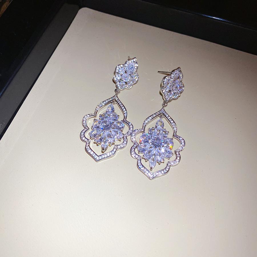 

Super flash zircon leaf fringed earrings fashionable versatile temperament earrings light luxury high sense heavy industry earrings women