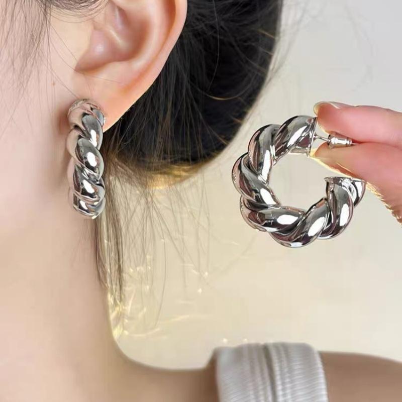 Fashion light luxury simple earrings women's silver light luxury high-end small earrings niche design trendy cool earrings