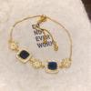 18 Karat Vergoldetes Quadratisches Zirkon-Anhänger-Armband: Exquisites Retro-Armreif für Damen - Leichter Luxus Hochwertiger Schmuck