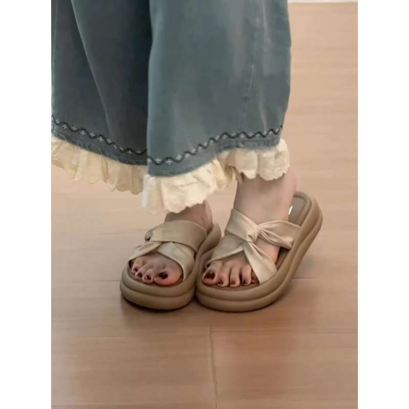 

Stepping on shit thick-soled beach slippers women s shoes 2025 new summer wear exquisite high-end cool slippers with skirts 35