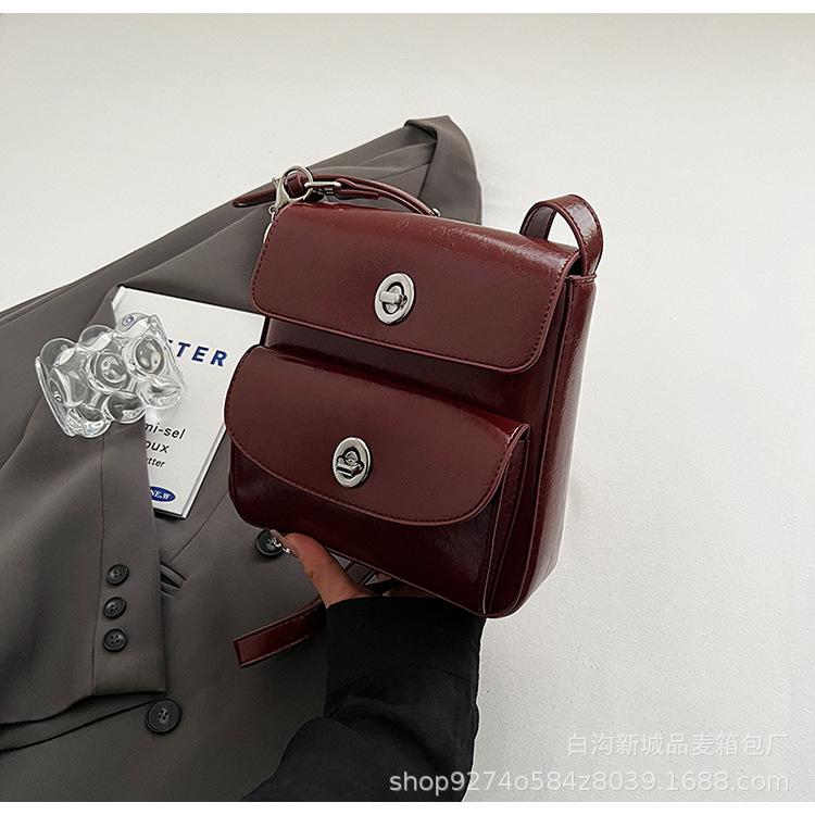 

Small bag women s 2025 new Korean version niche messenger bag fashion explosion pocket shoulder women s bag work commuter bag красный