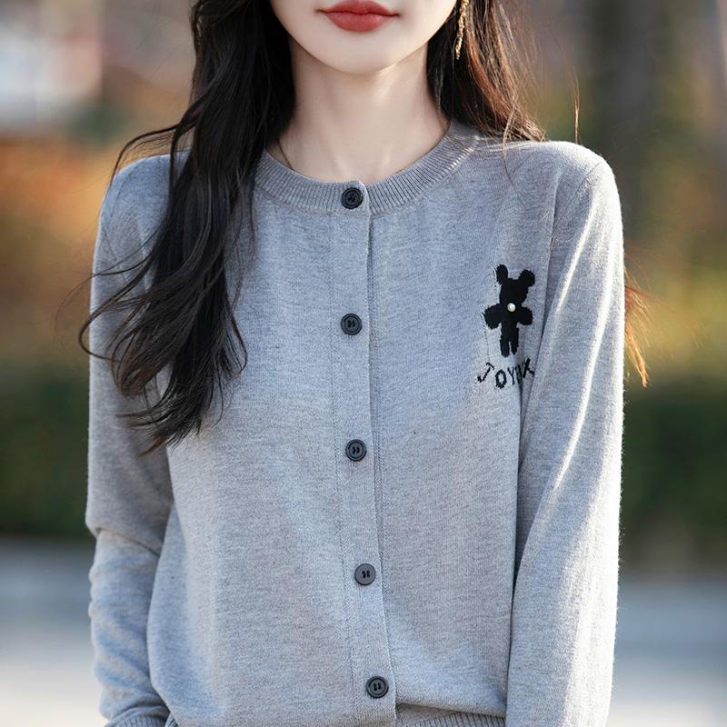 Lekki kardigan damski wykonany w 50% z wełny i w 50% z jedwabiu morwowego – uniwersalny sweter na 4 pory roku zapewniający całoroczny komfort i styl