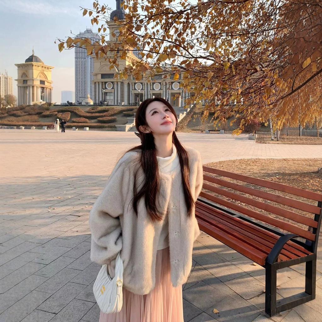 The new Haining environmentally friendly fur coat gold mink fleece is popular this year, and the fluffy coat is fashionable autumn and winter women's