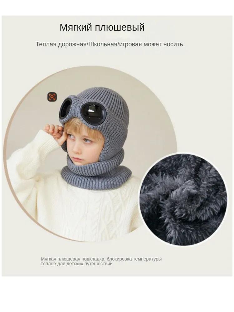 Kinderset bestaande uit twee delen: muts en sjaal, wintermuts van fleecegevoerde wol met oorklappen en gebreide trui voor brildragers.