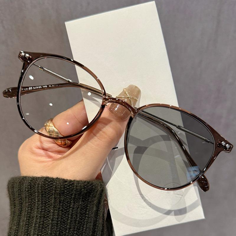 Pochromic Outdoor Fashion Glasses  Unisex Stylish Round Frame with Metal Hinges Transition Lenses for Indoor & Outdoor Use