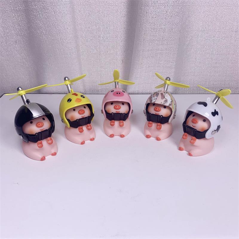 Mini Helm Ferkel Auto Ornamente Niedliches Kleines Rosa Ferkel Mit Helm Propeller Auto Dekor Rennrad Motorrad Dekoration 2023