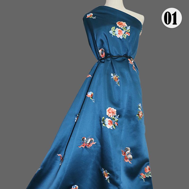 

Високоякісна товста атласна шовкова тканина китайського стилю барвиста вишивка метеликів Група парчової тканини для сукні Cheongsam Hanfu 50cmX150cm