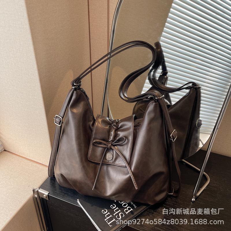 

Premium texture retro big bag women s 2025 new trendy commuter bag large capacity underarm bag double shoulder crossbody backpack темно-коричневого