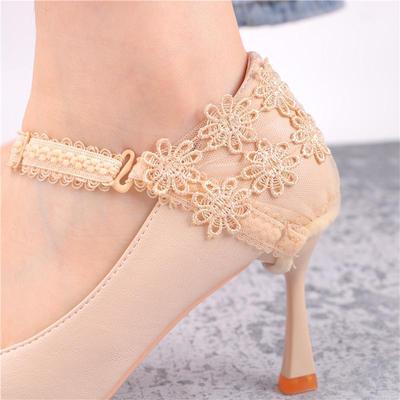 Allacciare i lacci delle scarpe con i tacchi alti per fissare le scarpe ed evitare che i tacchi scivolino via. Personalizza la lunghezza per una vestibilità perfetta.