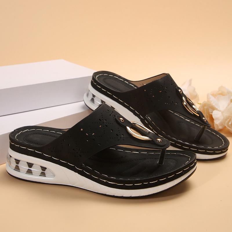 Large-sized Perforated Slippers with Toe Clippers Thick-soled Slippers Women's Button-down Shoes Herringbone Wedge Heels Beach Flip-flops