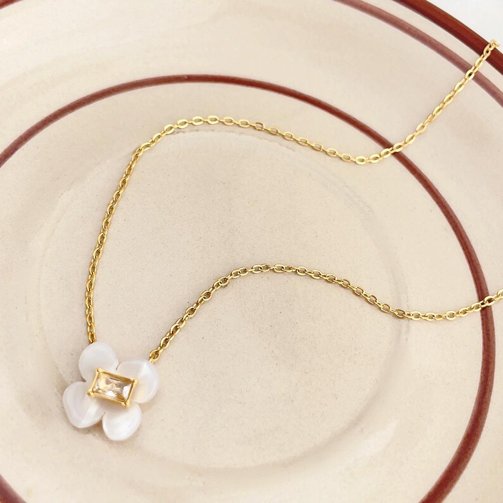 French White Kite Sugar Cube Necklace Plated 18K Gold Titanium Steel Necklace Women Do Not Fade Summer Temperament Elegant