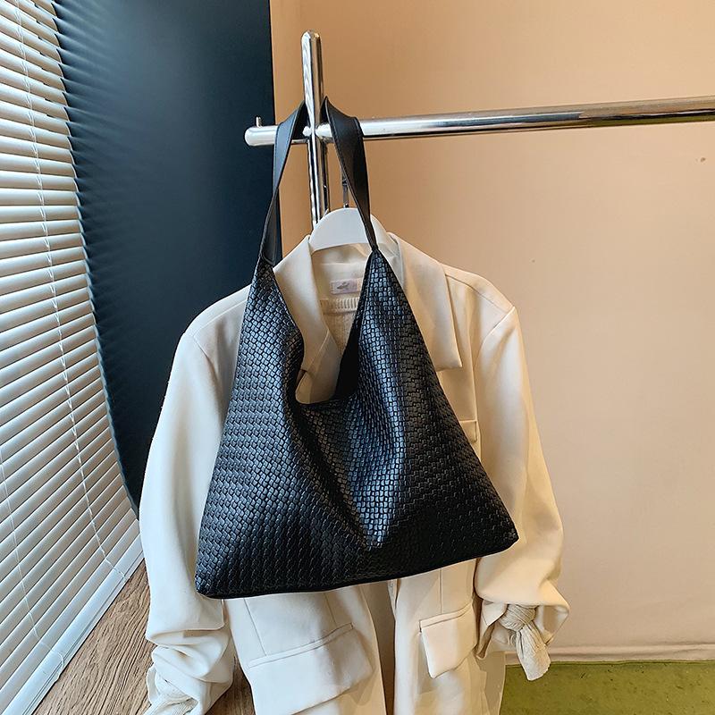 

Retro casual large-capacity tote bag, women s personality foreign-style commuting, advanced texture, solid color versatile shoulder bag чорний